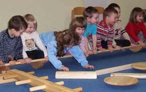 Kindergruppe in Bewegung nach Hengstenberg