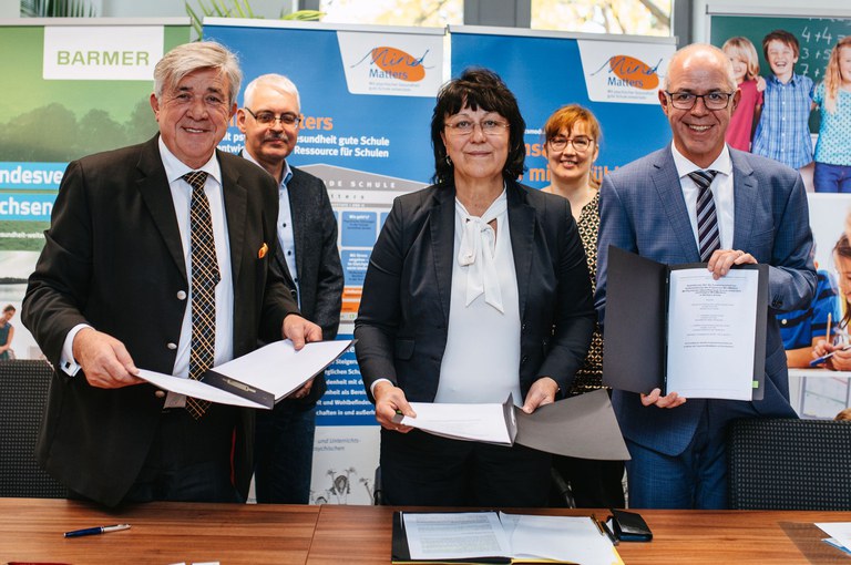 v.l.: Axel Wiedemann (BARMER), Bildungsministerin Eva Feußner und Martin Plenikowski (Unfallkasse Sachsen-Anhalt) bei der Unterzeichnung der Kooperationsvereinbarung