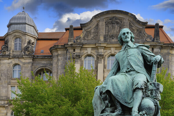 Statue des Physikers Otto von Guericke vor Rathaus
