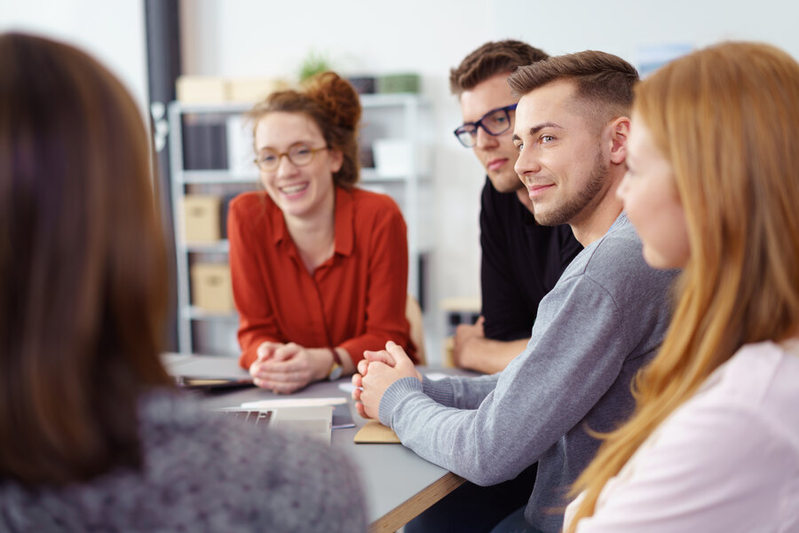 Junges motiviertes Team in einer Besprechung