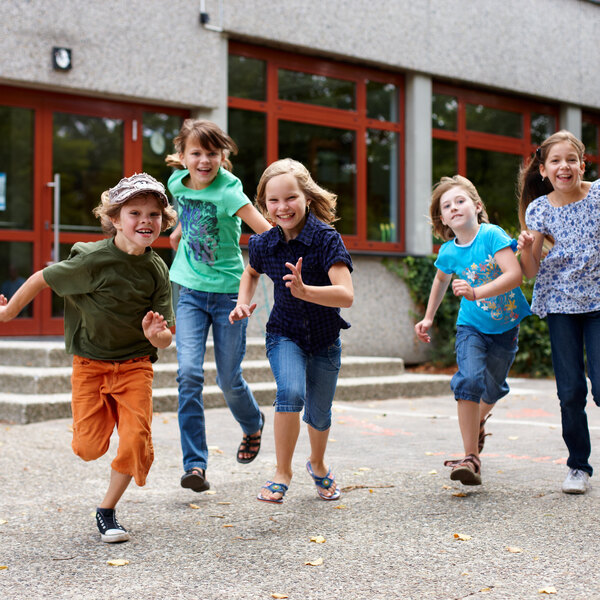 Kinder laufen auf Schulhof