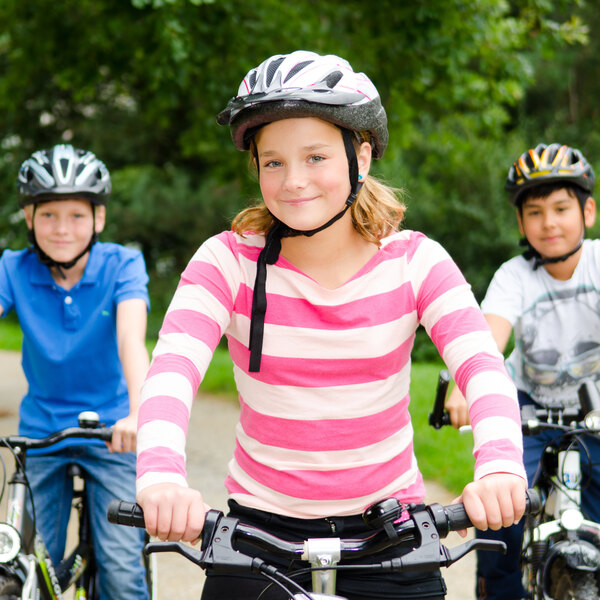kinder machen gemeinsam eine radtour
