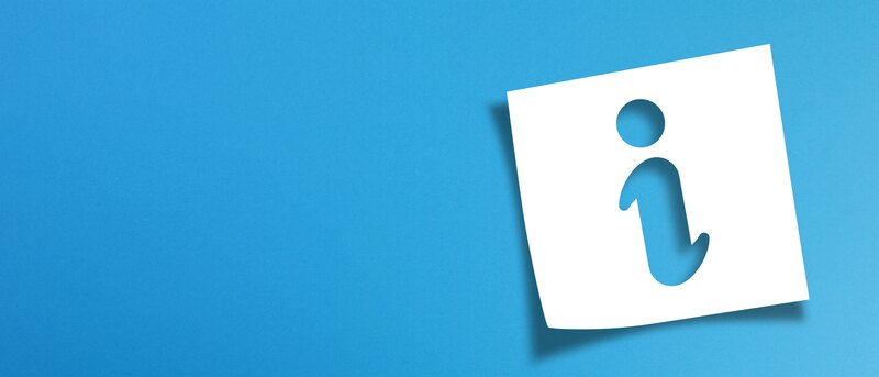 Note paper and information sign with copy space on panoramic blue background